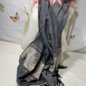 Elegant Gray Scarf with Fringe